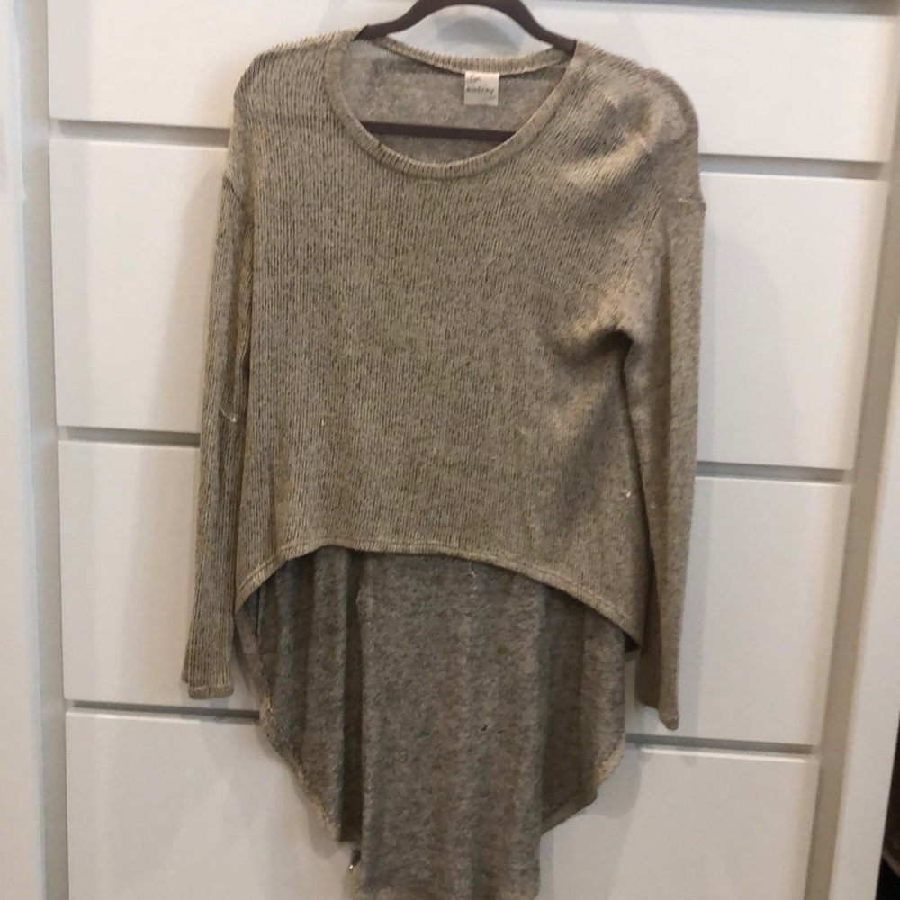 Sweater- hi- low detailing